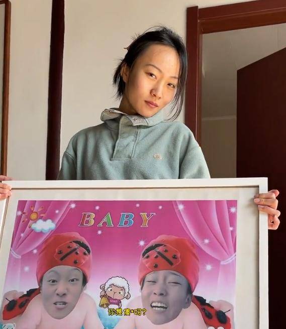 别看邵雨轩发际线可怜,其实她以前还当过模特,甚至还上过杂志封面.