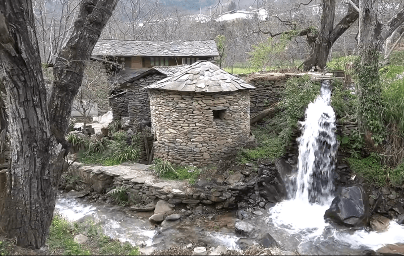 云南临沧百年古村落,石路石房都与石头有关,民风淳朴好有烟火气_墨村