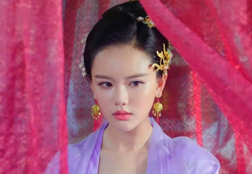 潘时当硅胶脸混进古装剧，盛世美颜一秒打回原形，导演再强都无能为力？