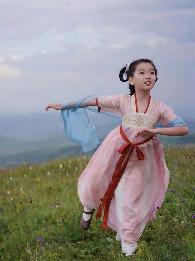 八卦爆料|阿拉蕾：4岁赚钱养弟弟，在没爱的环境带泪成长，懂事得让人心疼！