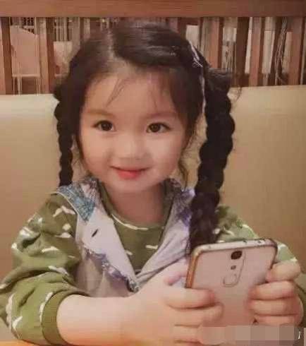 八卦爆料|阿拉蕾：4岁赚钱养弟弟，在没爱的环境带泪成长，懂事得让人心疼！