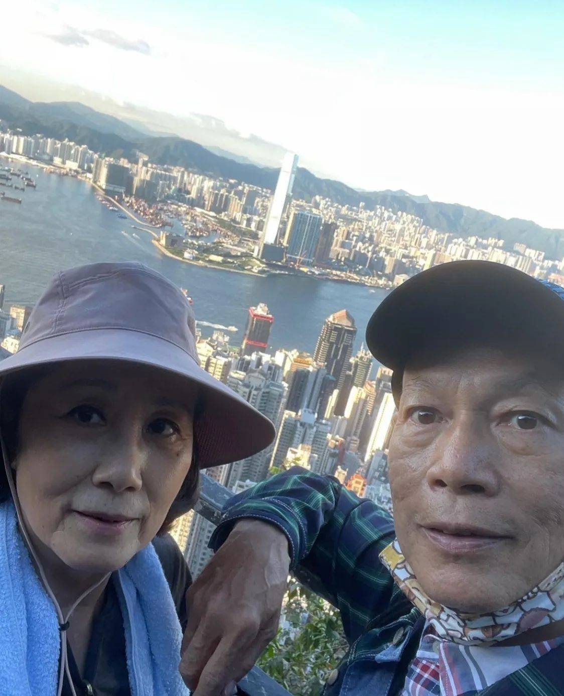 长度汪明荃74岁还这么潮，满脸皱纹还露大腿，但没整容接受自然衰老！