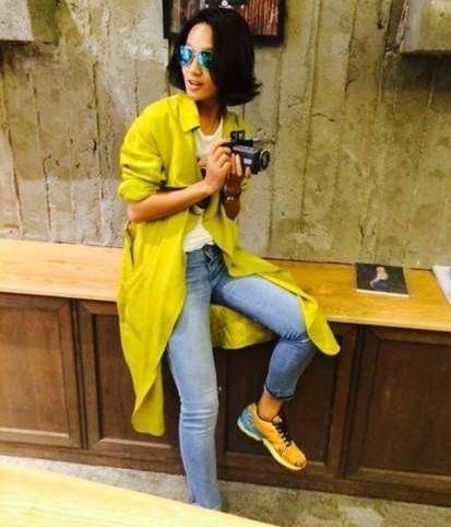 脸庞 朱丹穿灰色大衣配鸭舌帽现身机场，素颜脸庞更大与路人并无二致