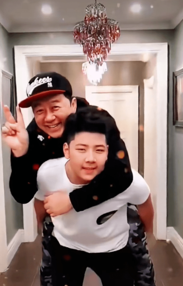 15岁石头背着爸爸出镜,身材健硕力气大_身高_李燃_照片