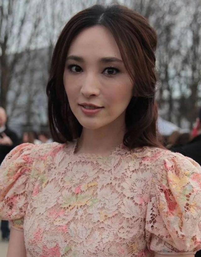 因为脸型有这个特征的人，看起来比同龄人老5岁！看看是不是你