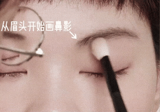 因为脸型有这个特征的人，看起来比同龄人老5岁！看看是不是你