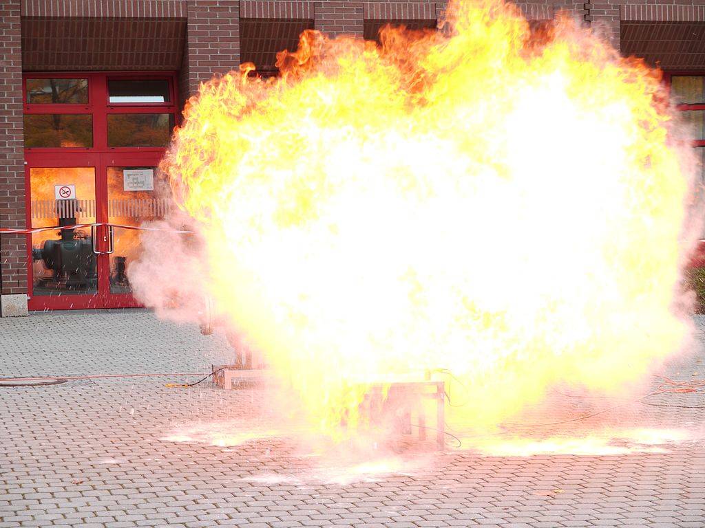 据估算,一小罐大约15公斤左右的液化气,气体成分为丙烷,丙烯,丁烷