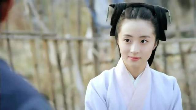 虽然从五官上看,胡冰卿好像没有"美艳大美女"的硬性条件,可是她却有