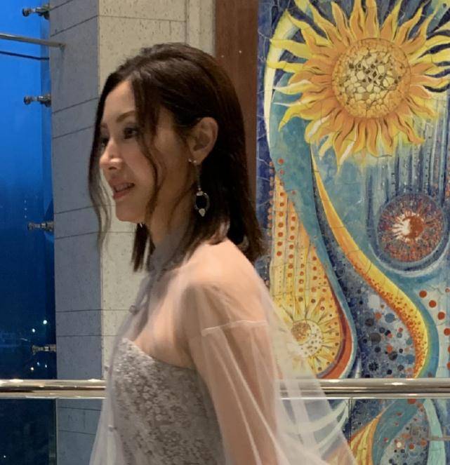 长发李嘉欣深夜晒素颜照，港风美女变网红脸，网友：老公怎么忍的？