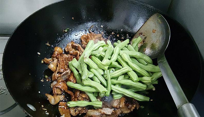 汤汁|家常豆角焖面，面条爽滑筋道，豆角软嫩油润，一碗根本不够吃