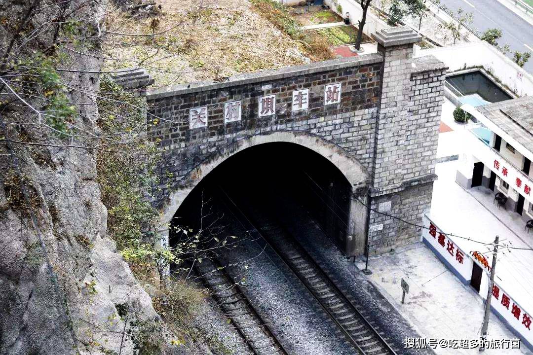 车站建于1966年,目前只有运行于燕岗与普雄间的5619/5620次列车停靠该