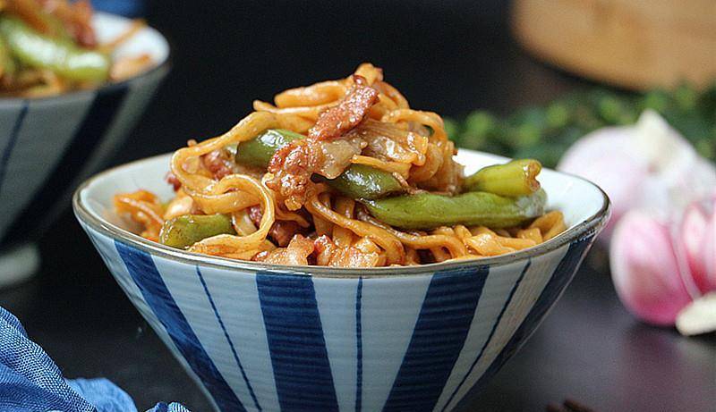 汤汁|家常豆角焖面，面条爽滑筋道，豆角软嫩油润，一碗根本不够吃