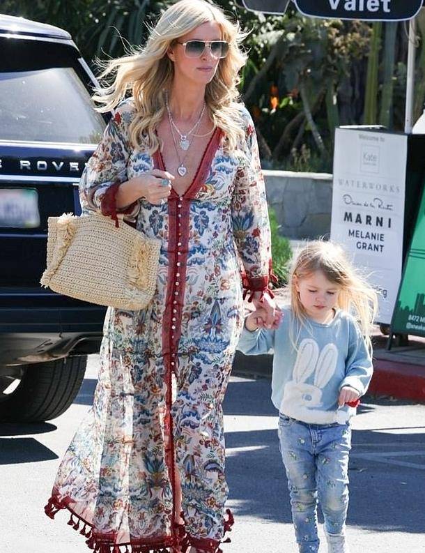 希尔顿挺三胎孕肚走红毯,依然瘦,有望给罗斯柴尔德家族添男娃_妮基