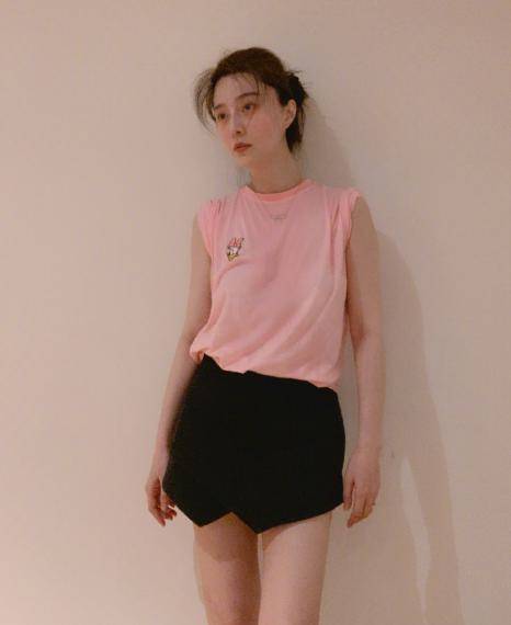 腰肢 39岁的范冰冰真敢穿,挑战短裙扮少女,无意中却暴露了“大象腿”