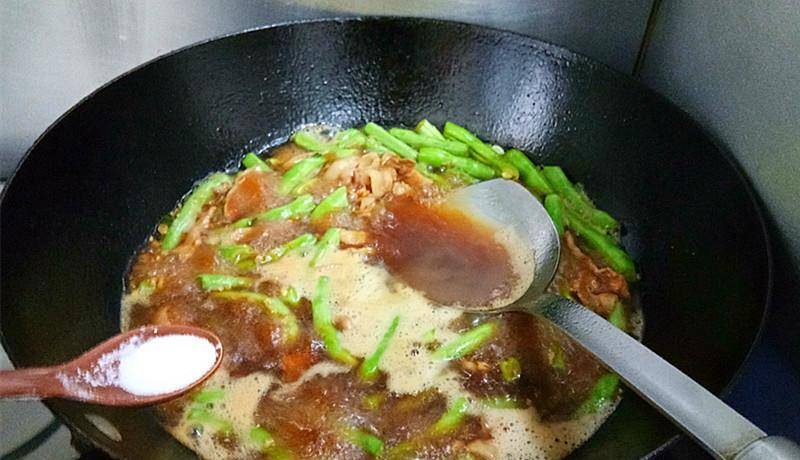 汤汁|家常豆角焖面，面条爽滑筋道，豆角软嫩油润，一碗根本不够吃