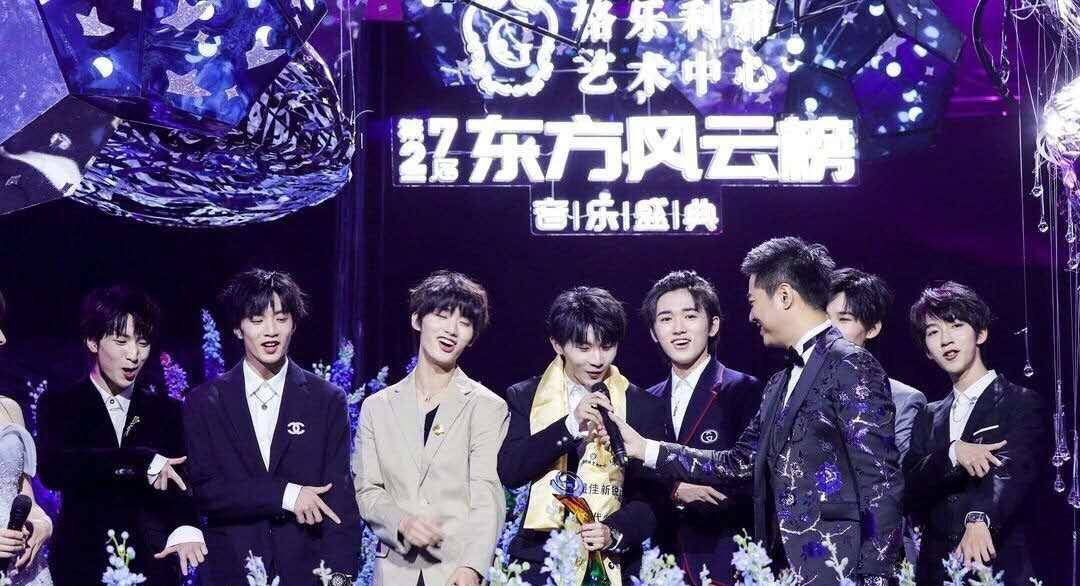 阿云嘎无修图：张艺兴脸圆一圈好像胖了，女主持人遮住半边脸神似杨幂