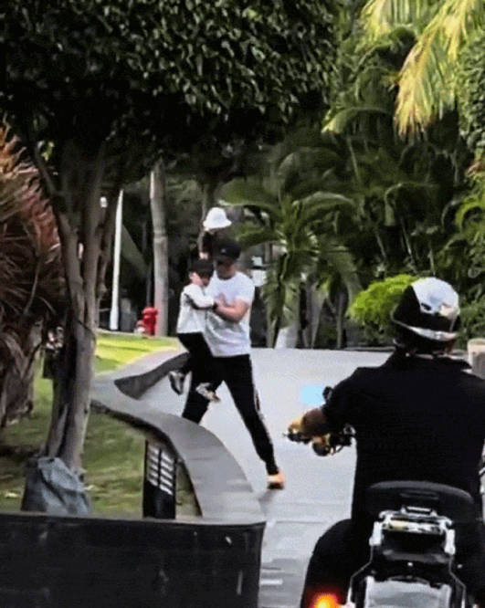 细节 撒贝宁带娃被偶遇，2岁儿子正脸首曝光，混血感超强太像外国妈妈