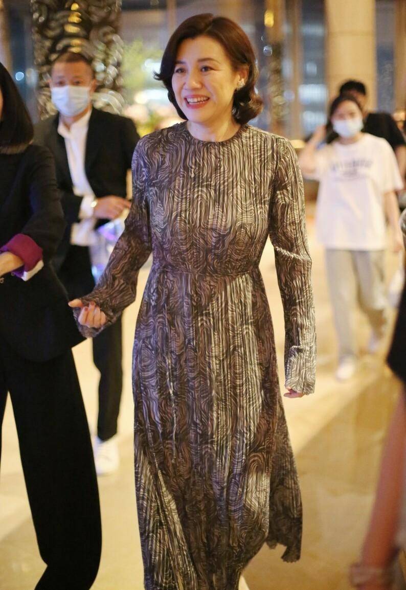 设计 “大娘子”刘琳身材原来这么好,穿斜肩裙骨感鲜明,有皱纹也高级