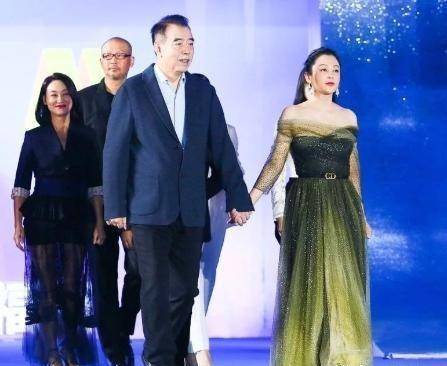 两代 陈凯歌携妻子现身，50岁陈红精修图与老公似两代人，未修图显富态