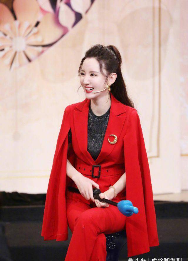 设计 40岁张萌衣品真好,基础款衬衣配个性马甲清丽可人,时尚又减龄