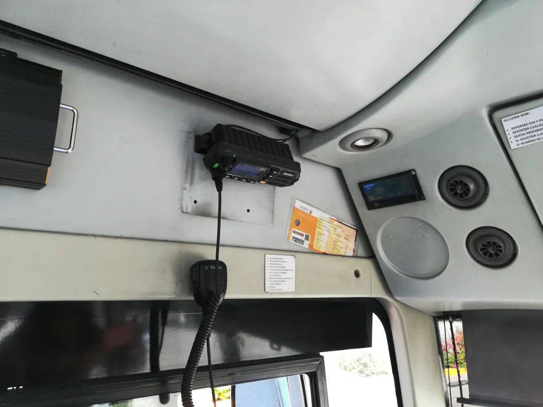 tm-9配备高清大屏,内置 5w 大功率喇叭,采用双麦克风降噪,音质无损.