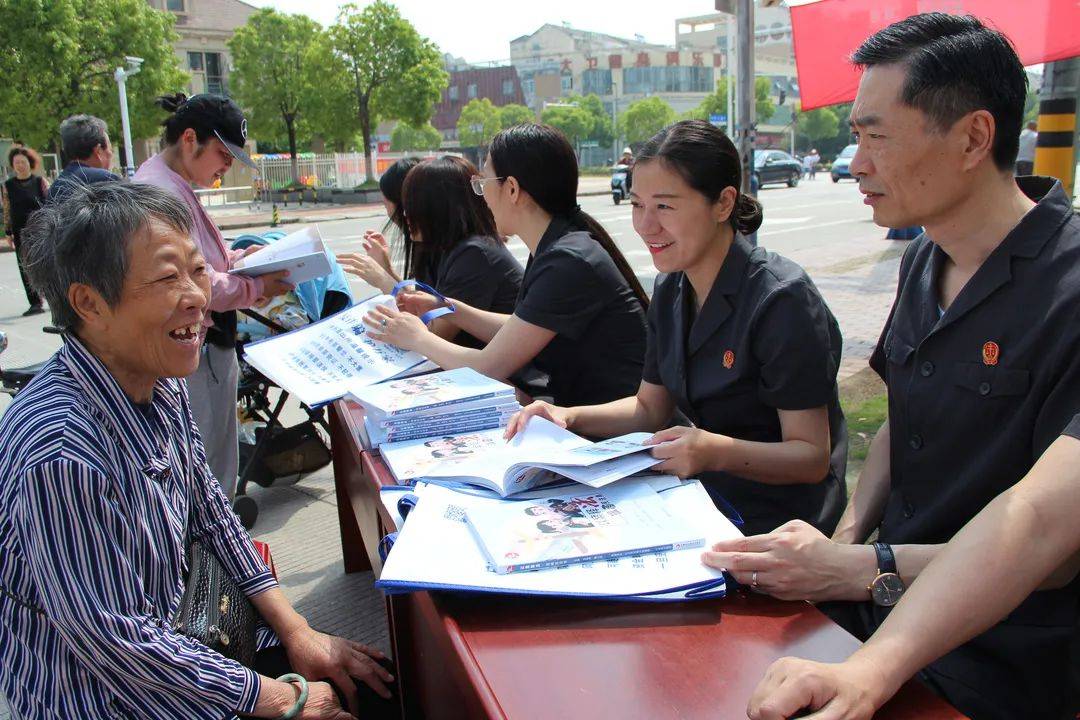 党组书记,院长 吴亚峰深入社区,"典"亮百姓法治生活她身先士卒率领