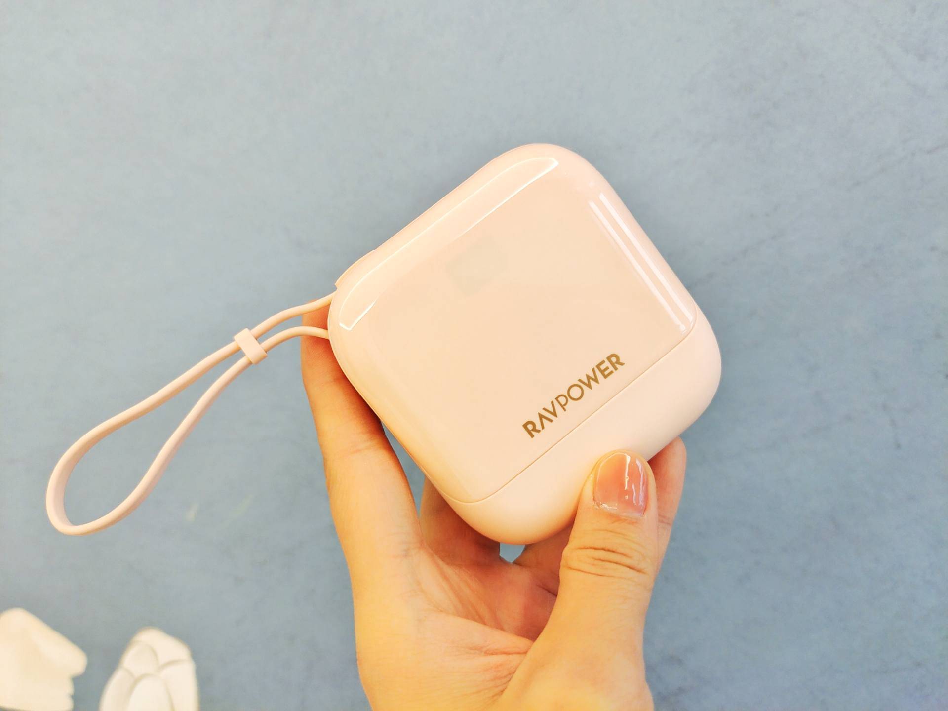 人生第一款充电宝，RAVPower自带线充电宝，小宝贝大能量