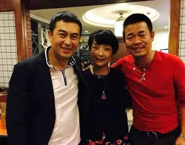 身份|他被称作是张嘉益的“小跟班”,以歌手身份出道,却在转型后被骂!