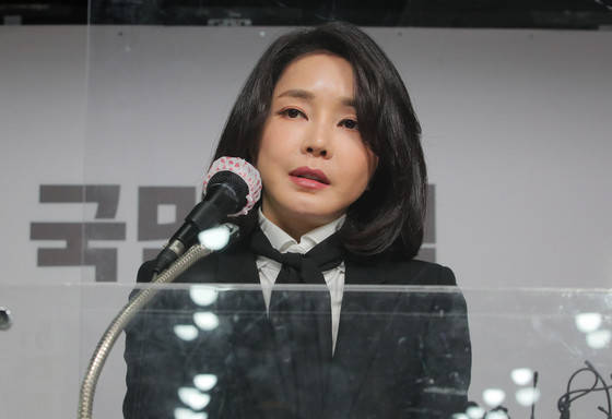 发型49岁韩国新第一夫人美如女星！穿一身黑色都有少女感，像20多岁