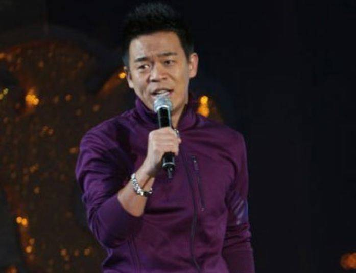 身份|他被称作是张嘉益的“小跟班”,以歌手身份出道,却在转型后被骂!