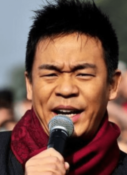 身份|他被称作是张嘉益的“小跟班”,以歌手身份出道,却在转型后被骂!