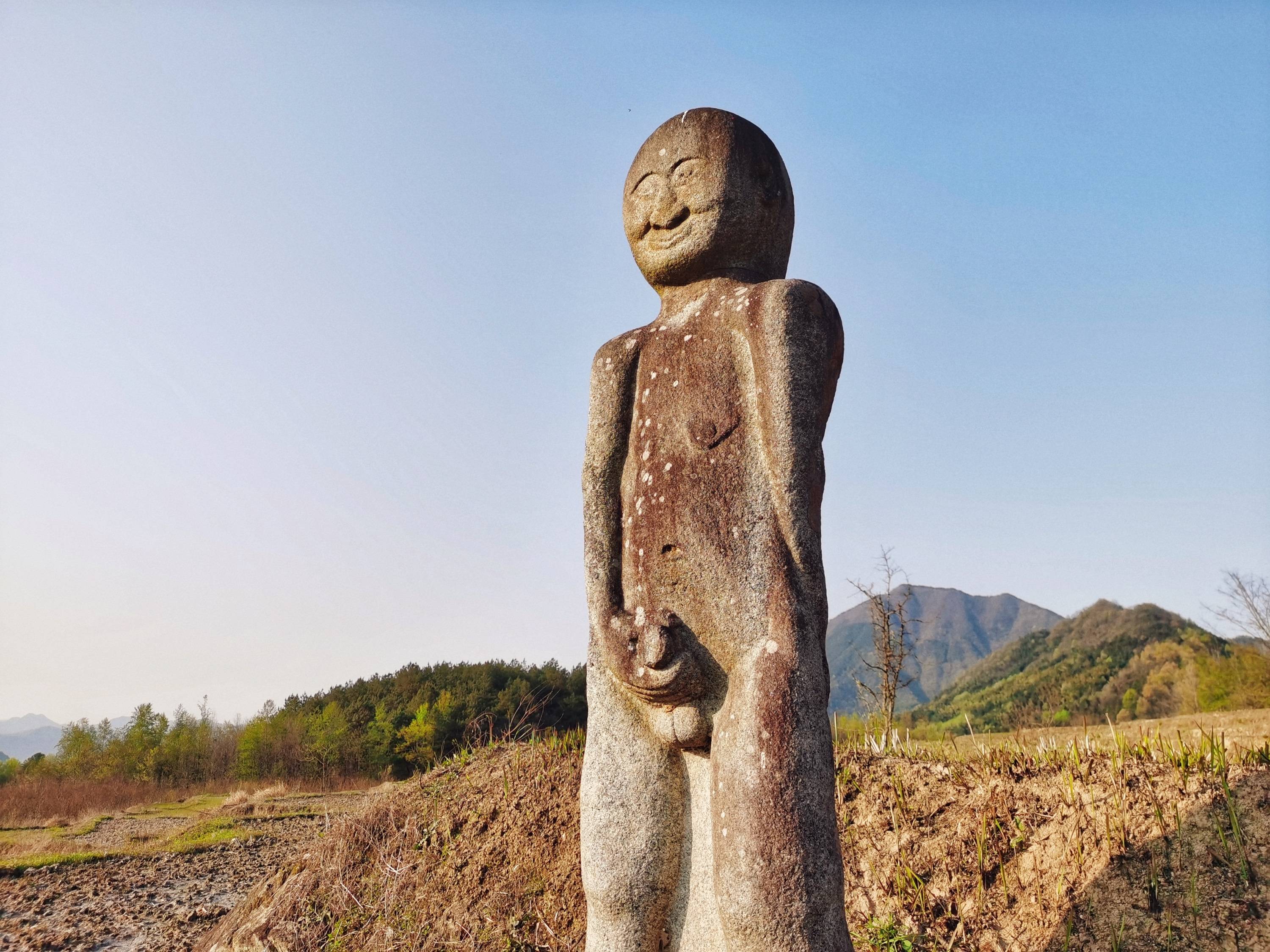 皖南发现多尊神秘古石像造型夸张身世至今仍是谜