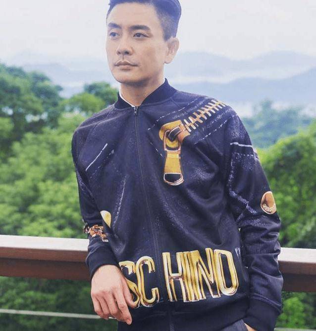 发型40岁黄宗泽酷爱“背头”发型，两边铲光很清爽，尽显轻熟帅气感