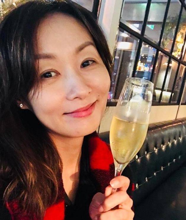 49岁"怀玉公主"近照显老态,曾遭剧组霸陵,巅峰时隐退至今未婚_郑家榆