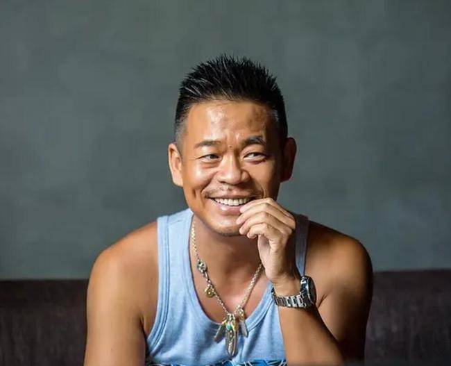 身份|他被称作是张嘉益的“小跟班”,以歌手身份出道,却在转型后被骂!