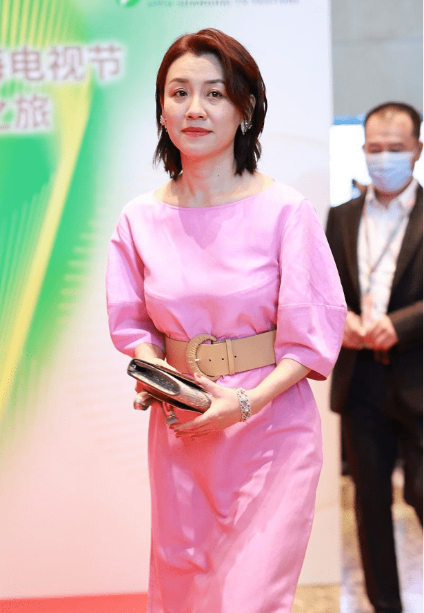 设计 “大娘子”刘琳身材原来这么好,穿斜肩裙骨感鲜明,有皱纹也高级