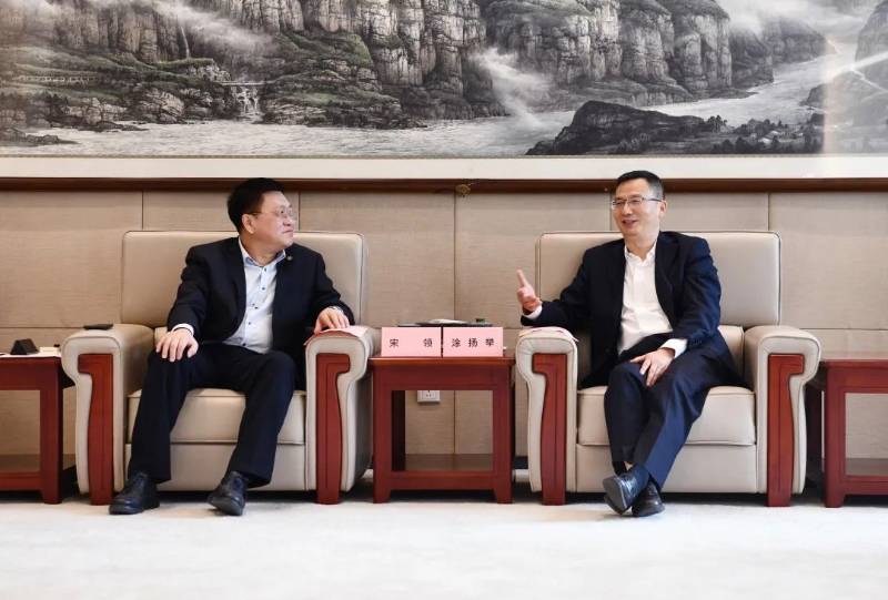 中国葛洲坝集团宋领与国家能源集团大渡河公司党委书记董事长涂扬举