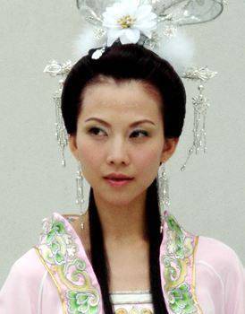 《天仙配》中蔡少芬饰演四仙女,她身形修长,亭亭玉立,腰肢纤细,十分