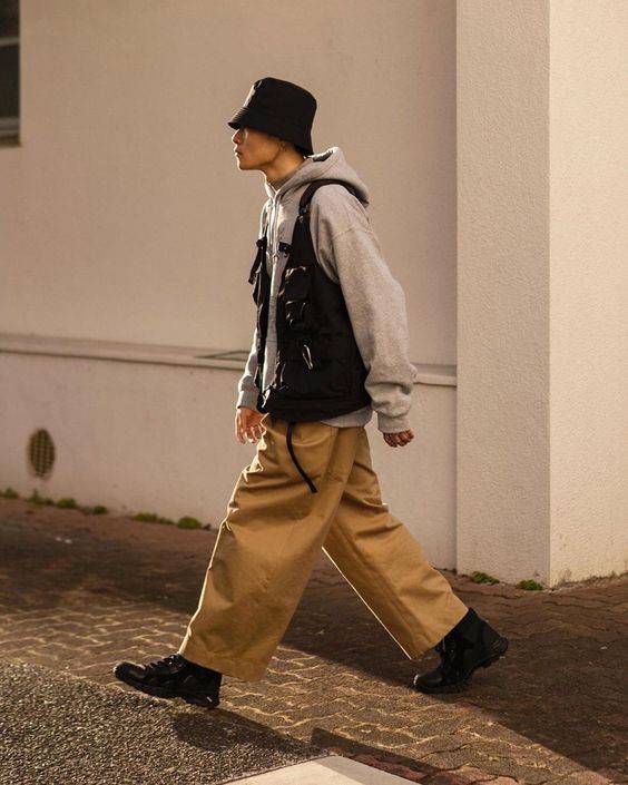 工装裤 春季潮流单品“机能马甲”，这样穿回头率高，轻松摆脱路人范