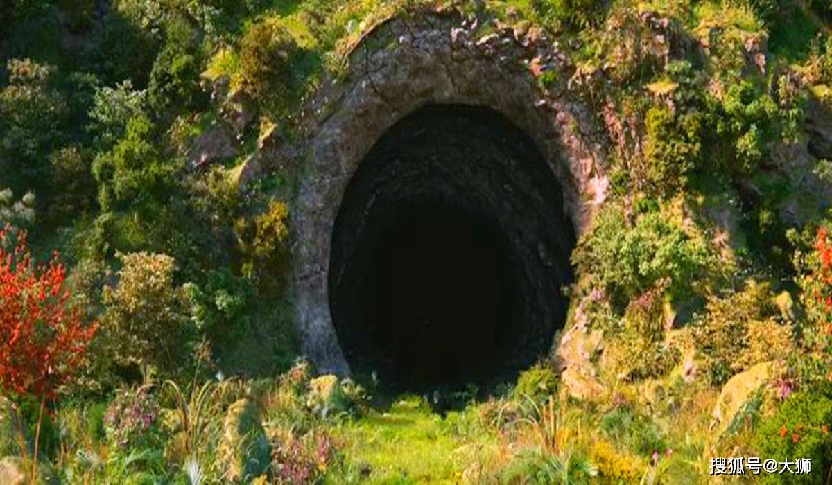 康熙年间，一山民意外发现神秘洞穴，冒险进入才知其中别有洞天