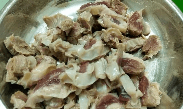 隔山肉煲隔山肉又叫挡风肉,是一头连着猪肝一头连着猪肺的长条瘦肉