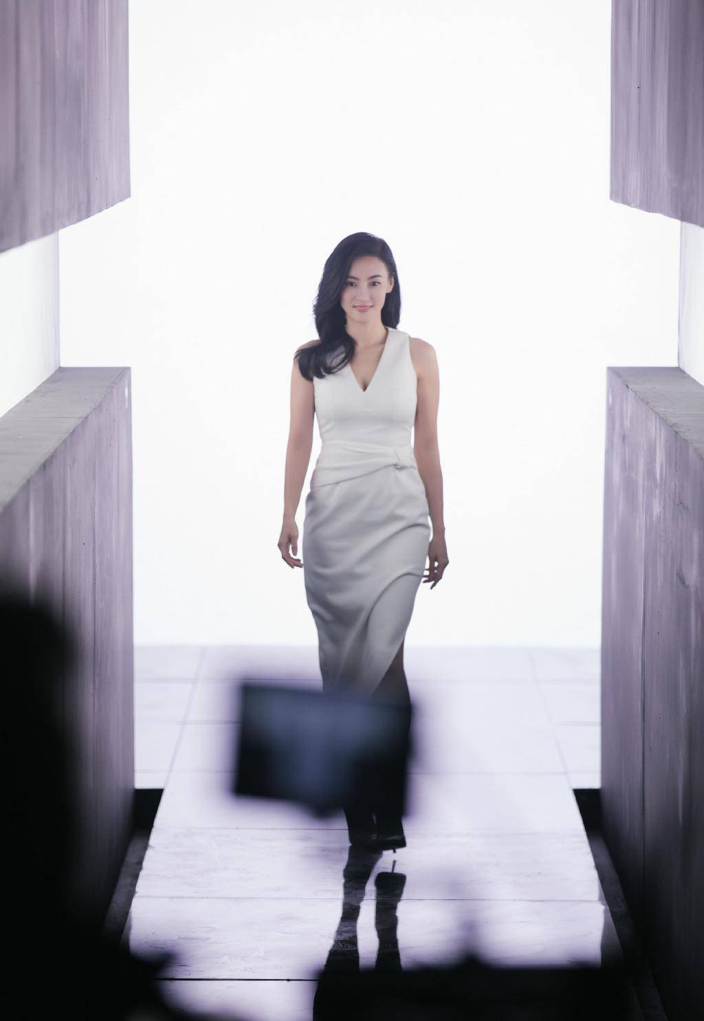 领收 40岁张柏芝近照释出,一袭白色花边薄纱裙出镜,状态依旧好到爆