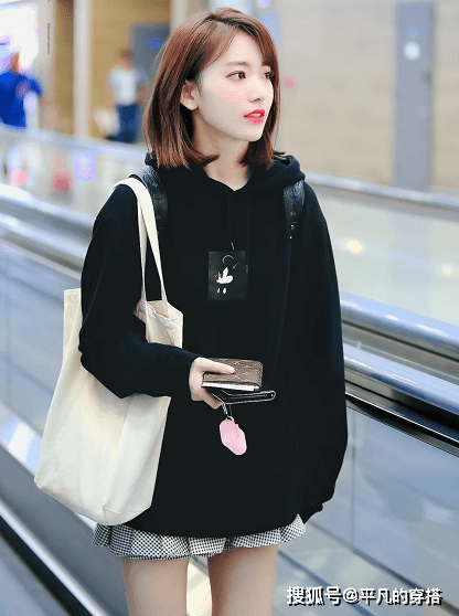 正确示范1:慵懒连帽卫衣 百褶短裙同样是搭配短裙的组合,这位明星的穿