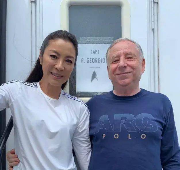 整张杨紫琼肤色暗沉没气质？57岁近看脸好紧致，不打针反而耐老！