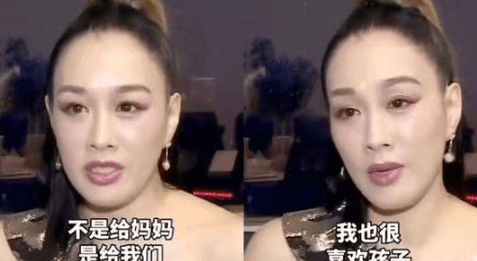 观音钟丽缇机场留泡面头穿荧光绿，和张伦硕十指紧扣，不生儿子也甜蜜