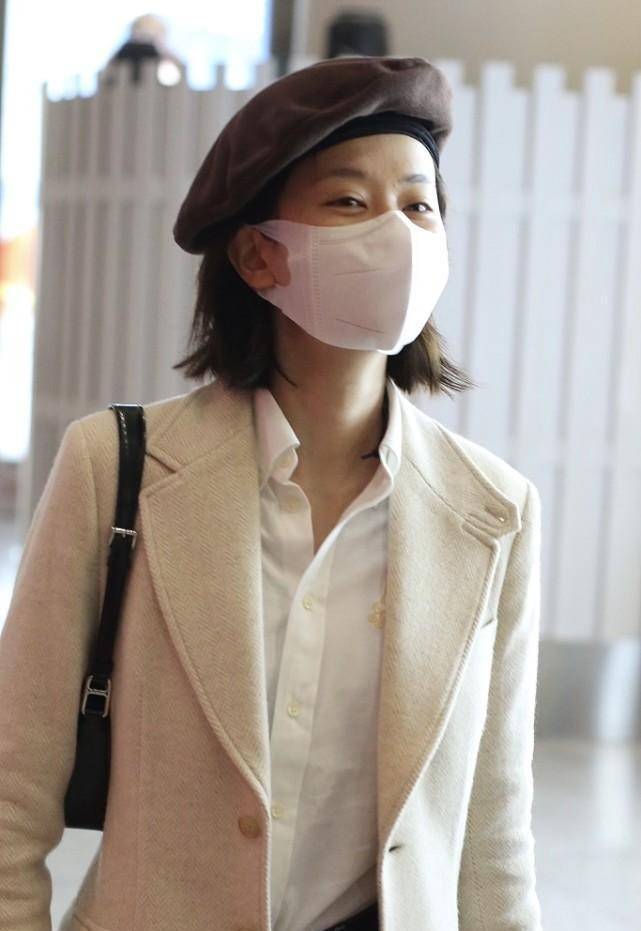 形象 女明星私下素颜出门挺像路人的，乔欣看着像没睁开眼睛，眉毛真淡