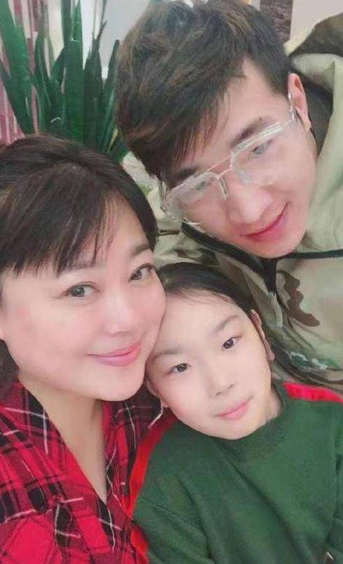 李菁菁大病痊愈后与老公逛街在店里跳舞引发网友热议