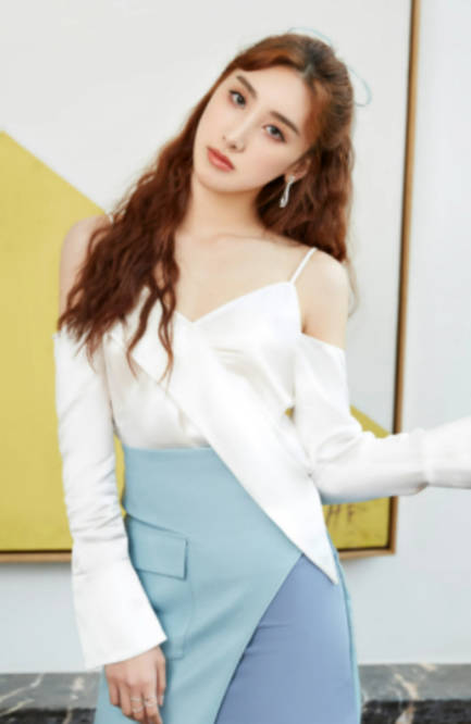 谢霆锋师妹飞上海录制综艺,落地即被确诊,港媒曝其被踢出节目组_许靖