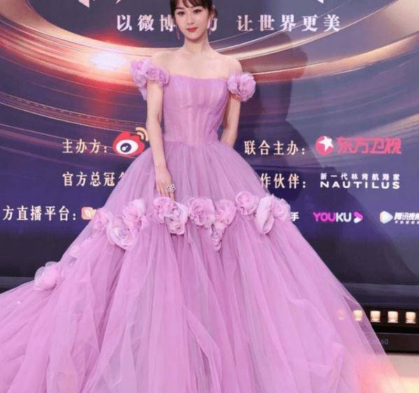原创微博之夜肖战不仅给杨紫提了裙子两人的互动真甜