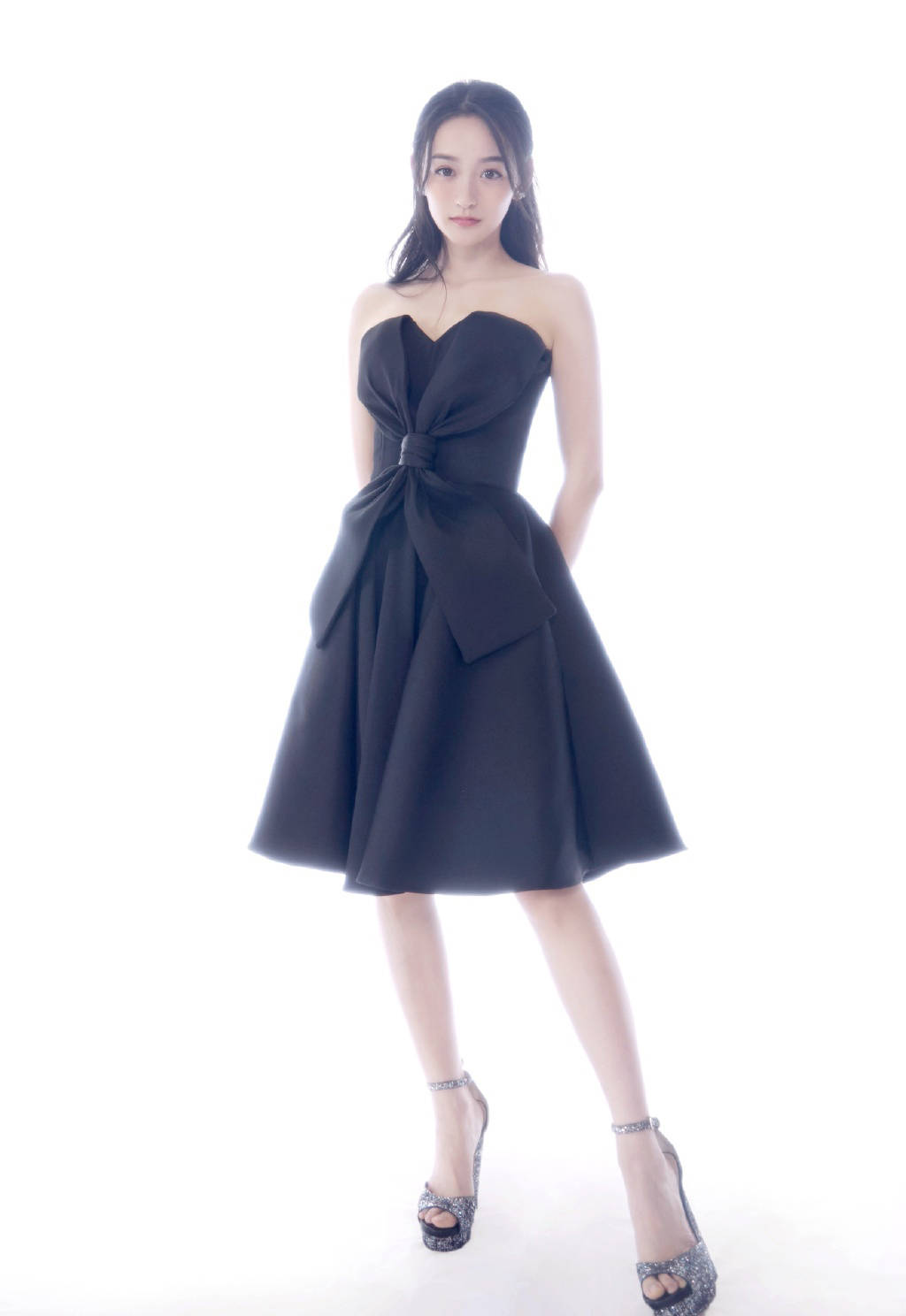 何泓姗高调现身穿2万1的睡衣套装配渔夫帽休闲又帅气